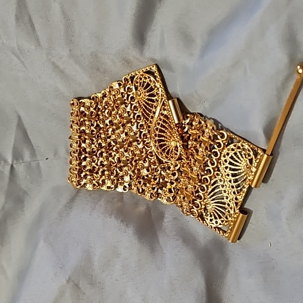 Bracelets - Picture 2 of 5